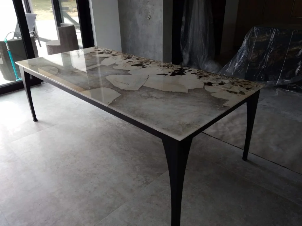 stół z blatem z kwarcytu